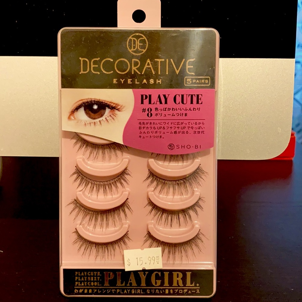 Free Eyelashes with any purchase 💕